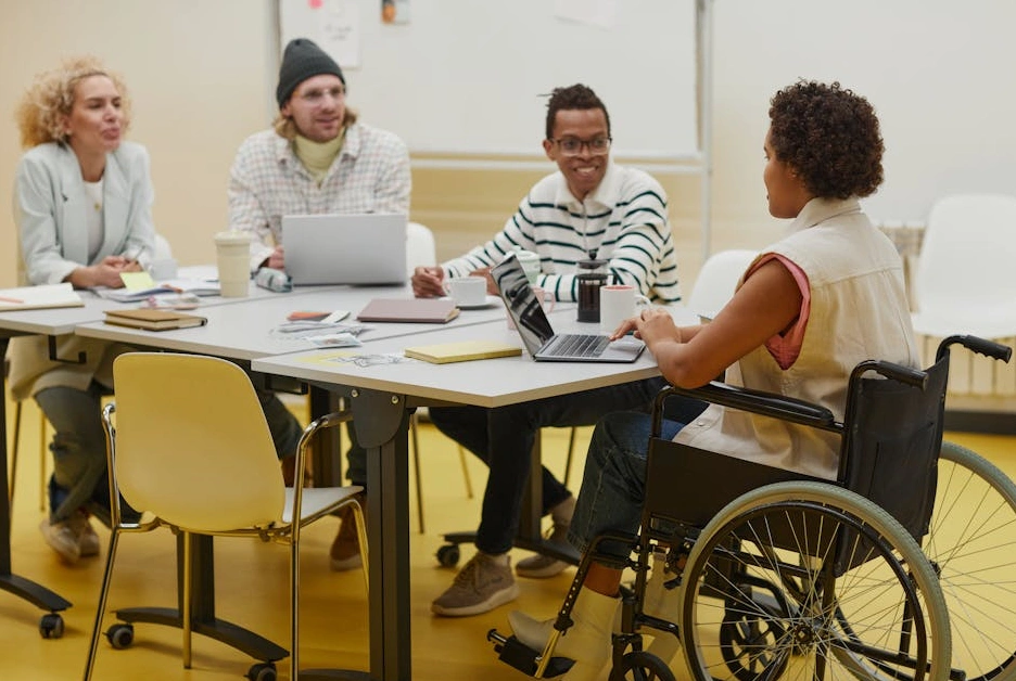 Zespół Brand Alchemy Workshop podczas sesji kreatywnej w biurze.